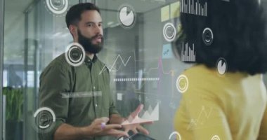 Muhtelif meslektaşların ofiste iş görüşmesi üzerine finansal veri işleme animasyonu. Küresel iş, finans, bilgisayar ve dijital arayüz kavramı dijital olarak oluşturulmuş video.