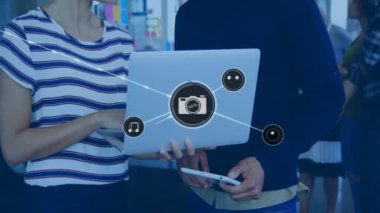 Ofiste iş tartışması yapan farklı meslektaşların ikonlarıyla bağlantı ağının animasyonu. Küresel iş, bağlantılar ve dijital arayüz kavramı dijital olarak oluşturulmuş video.