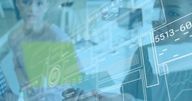 Ofisteki çeşitli iş adamları üzerinde finansal veri işleme animasyonu. Küresel finans, iş, bağlantılar, hesaplama ve veri işleme kavramı dijital olarak oluşturulmuş video.