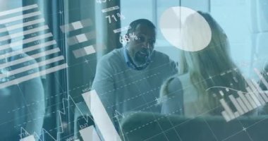 Finansal veri animasyonu işleniyor, çeşitli iş arkadaşları ofiste toplanıyor. finans, takım çalışması, analiz, teknoloji