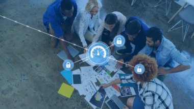 Farklı meslekdaşların iş tartışmalarında simgelerle bağlantı ağının animasyonu. İş, teknoloji ve dijital arayüz kavramı dijital olarak oluşturuldu.