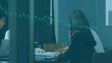 Muhtelif meslektaşların ofiste iş görüşmesi üzerine finansal veri işleme animasyonu. Küresel iş, finans, bilgisayar ve dijital arayüz kavramı dijital olarak oluşturulmuş video.