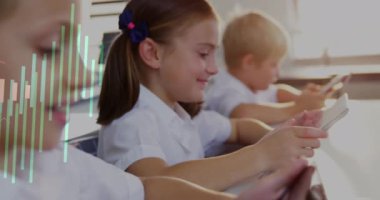 Sınıfta tabletlerle ders çalışan çocukların grafikleri. Eğitim, teknoloji, e-öğrenme, dijital, öğrenciler, etkileşimli