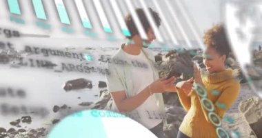 Sahilde akıllı telefon kullanan Afro-Amerikan bir çiftin veri işleme animasyonu. Küresel teknoloji, yaşam tarzı, hesaplama ve dijital arayüz kavramı dijital olarak oluşturulmuş video.