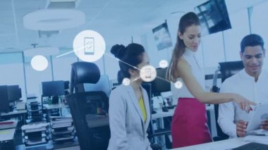 Ofisteki çeşitli iş adamları üzerinde aygıt simgeleriyle bağlantı ağının animasyonu. Küresel finans, iş, bağlantılar, hesaplama ve veri işleme kavramı dijital olarak oluşturulmuş video.