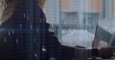 Kafkasyalı iş kadınının dizüstü bilgisayarını kullanarak şema ve veri işleme animasyonları. Küresel iş, teknoloji ve dijital arayüz kavramı dijital olarak oluşturulmuş video.