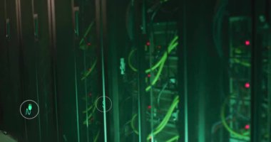 Bilgisayar sunucuları üzerinden eko simgelerin ve dijital veri işlemlerinin animasyonu. Dijital olarak oluşturulmuş küresel bağlantılar, hesaplama ve veri işleme kavramı.