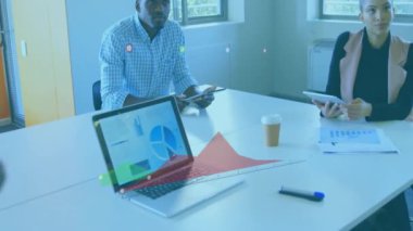 Ofiste toplanan çeşitli meslektaşların diyagramlarının canlandırılması. Küresel iş ve dijital arayüz kavramı dijital olarak oluşturulmuş video.