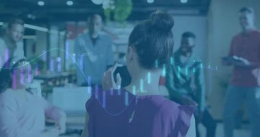 Ofisteki çeşitli iş adamları üzerinde finansal veri işleme animasyonu. Küresel finans, iş, bağlantılar, hesaplama ve veri işleme kavramı dijital olarak oluşturulmuş video.