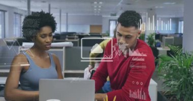 Ofisteki çeşitli iş adamları üzerinde finansal veri işleme animasyonu. Küresel finans, iş, bağlantılar, hesaplama ve veri işleme kavramı dijital olarak oluşturulmuş video.