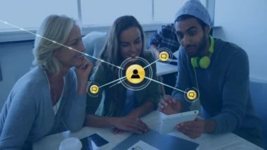 Ofisteki farklı iş adamlarının insanlarla olan bağlantılarının animasyonu. Küresel finans, iş, bağlantılar, hesaplama ve veri işleme kavramı dijital olarak oluşturulmuş video.