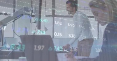 Ofisteki çeşitli iş adamları üzerinde finansal veri işleme animasyonu. Küresel finans, iş, bağlantılar, hesaplama ve veri işleme kavramı dijital olarak oluşturulmuş video.