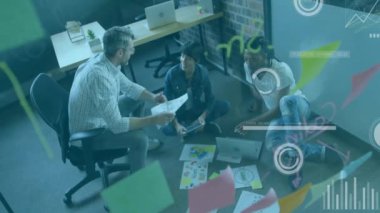 Ofisteki çeşitli iş adamları üzerinde finansal veri işleme animasyonu. Küresel finans, iş, bağlantılar, hesaplama ve veri işleme kavramı dijital olarak oluşturulmuş video.