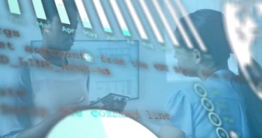 Muhtelif meslektaşların ofiste iş görüşmesi üzerine finansal veri işleme animasyonu. Küresel iş, finans, bilgisayar ve dijital arayüz kavramı dijital olarak oluşturulmuş video.