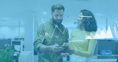 Muhtelif meslektaşların ofiste iş görüşmesi üzerine finansal veri işleme animasyonu. Küresel iş, finans, bilgisayar ve dijital arayüz kavramı dijital olarak oluşturulmuş video.