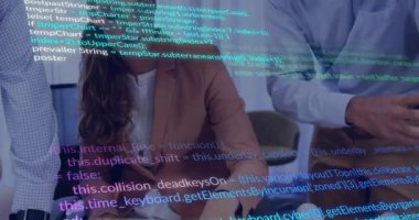 Ofisteki çeşitli iş adamları üzerinde finansal veri işleme animasyonu. Küresel finans, iş, bağlantılar, hesaplama ve veri işleme kavramı dijital olarak oluşturulmuş video.