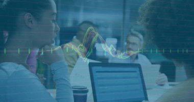 Muhtelif meslektaşların ofiste iş görüşmesi üzerine finansal veri işleme animasyonu. Küresel iş, finans, bilgisayar ve dijital arayüz kavramı dijital olarak oluşturulmuş video.