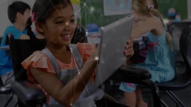 Tekerlekli sandalyede oturup tablet kullanan melez liseli kız üzerinden bağlantı ağı animasyonu. Küresel eğitim, öğrenme, bağlantılar ve dijital arayüz konsepti dijital olarak oluşturulmuş video.
