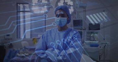 Yüz maskeli çift ırklı kadın cerrah üzerinde tıbbi veri işleme animasyonu. Küresel tıp, bağlantılar, hesaplama ve veri işleme kavramı dijital olarak oluşturulmuş video.