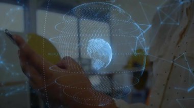 Akıllı telefon kullanan beyaz kadın üzerinden bağlantı ağının ve dünyanın animasyonu. Dijital olarak oluşturulmuş küresel iletişim, bağlantılar, hesaplama ve dijital arayüz kavramı.