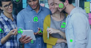 Ofisteki tablet kullanılarak farklı meslekdaşlar üzerinde ekoloji simgelerinin canlandırılması. İş, teknoloji ve dijital arayüz kavramı dijital olarak oluşturuldu.