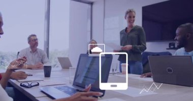 Ofisteki çeşitli iş adamları üzerinde veri işleme animasyonu. Küresel finans, iş, bağlantılar, hesaplama ve veri işleme kavramı dijital olarak oluşturulmuş video.