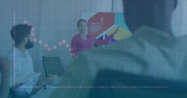 İş kadını iş arkadaşlarına verileri sunuyor, ofis toplantısının grafiklerini çiziyor. sunum, takım çalışması, kurumsal, analitik, işbirliği, profesyonel