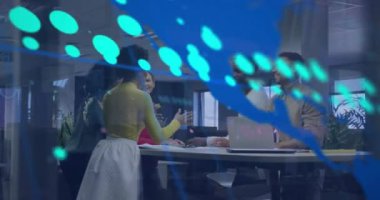 Ofisteki çeşitli iş adamları üzerinde dijital veri işleme animasyonu. Küresel finans, iş, bağlantılar, hesaplama ve veri işleme kavramı dijital olarak oluşturulmuş video.