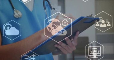 Tıbbi veriler işleniyor, sağlık uzmanı hastanede pano tutuyor.