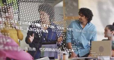 Ofisteki çeşitli iş adamları üzerinde finansal veri işleme animasyonu. Küresel finans, iş, bağlantılar, hesaplama ve veri işleme kavramı dijital olarak oluşturulmuş video.