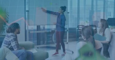 Muhtelif meslektaşların ofiste toplanması üzerine finansal veri işleme animasyonu. Küresel iş, finans, bilgisayar ve dijital arayüz kavramı dijital olarak oluşturulmuş video.