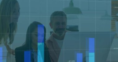 Muhtelif meslektaşların ofiste iş görüşmesi üzerine finansal veri işleme animasyonu. Küresel iş, finans, bilgisayar ve dijital arayüz kavramı dijital olarak oluşturulmuş video.