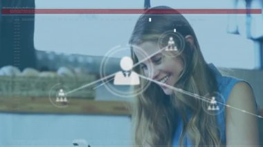 Akıllı telefon kullanan beyaz bir kadın üzerinden insanlarla bağlantı kurmanın animasyonu. Dijital olarak oluşturulmuş küresel bağlantılar, hesaplama ve veri işleme kavramı.