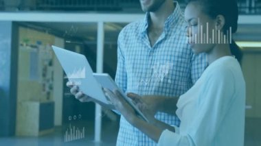 Ofisteki çeşitli iş adamları üzerinde finansal veri işleme animasyonu. Küresel finans, iş, bağlantılar, hesaplama ve veri işleme kavramı dijital olarak oluşturulmuş video.