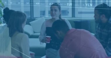 Ofisteki çeşitli iş adamları üzerinde finansal veri işleme animasyonu. Küresel finans, iş, bağlantılar, hesaplama ve veri işleme kavramı dijital olarak oluşturulmuş video.