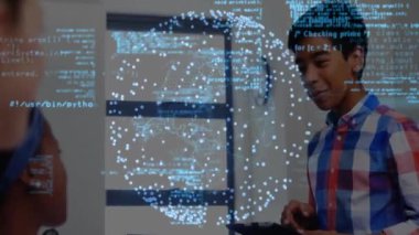 Sınıftaki çeşitli okul öğrencileri üzerinde veri işleme animasyonu. Küresel eğitim, öğrenme, veri işleme ve bilgi kavramı dijital olarak oluşturulmuş video.