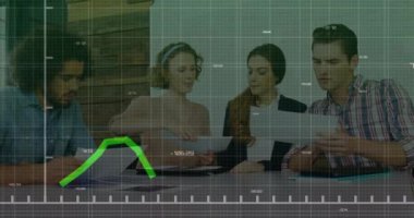 Ofiste konuşan çeşitli meslektaşların veri işleme animasyonları. İş, teknoloji ve dijital arayüz kavramı dijital olarak oluşturuldu.