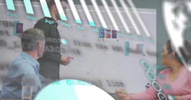 Ofisteki çeşitli iş adamları üzerinde finansal veri işleme animasyonu. Küresel finans, iş, bağlantılar, hesaplama ve veri işleme kavramı dijital olarak oluşturulmuş video.