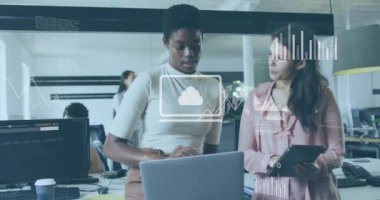 Ofisteki çeşitli iş adamları üzerinde finansal veri işleme animasyonu. Küresel finans, iş, bağlantılar, hesaplama ve veri işleme kavramı dijital olarak oluşturulmuş video.