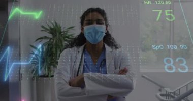 Yüz maskesi takmış melez bir kadın doktor üzerinde tıbbi veri işleme animasyonu. Küresel tıp, bağlantılar, hesaplama ve veri işleme kavramı dijital olarak oluşturulmuş video.