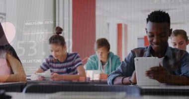 Sınıfta yazma ve tablet kullanan öğrenciler üzerine ikili kod animasyonu. Teknoloji, eğitim, öğrenme, dijital, kodlama