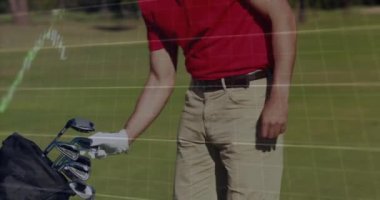 Golf sahasındaki beyaz erkek golfçü üzerinde dijital veri işleme animasyonu. Küresel spor, bağlantılar, hesaplama ve veri işleme kavramı dijital olarak oluşturulmuş video.