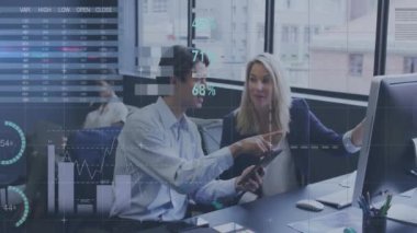 Muhtelif meslektaşların ofiste iş görüşmesi üzerine finansal veri işleme animasyonu. Küresel iş, finans, bilgisayar ve dijital arayüz kavramı dijital olarak oluşturulmuş video.
