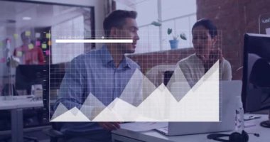 Muhtelif meslektaşların ofiste iş görüşmesi üzerine finansal veri işleme animasyonu. Küresel iş, finans, bilgisayar ve dijital arayüz kavramı dijital olarak oluşturulmuş video.