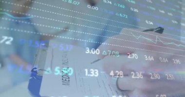 Çeşitli doktorlar üzerinde finansal veri işleme animasyonu. Küresel tıp, bağlantılar, hesaplama ve veri işleme kavramı dijital olarak oluşturulmuş video.