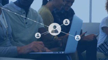 Ofisteki farklı iş adamlarının insanlarla olan bağlantılarının animasyonu. Küresel finans, iş, bağlantılar, hesaplama ve veri işleme kavramı dijital olarak oluşturulmuş video.