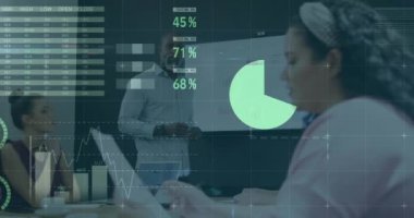 Muhtelif meslektaşların ofiste iş görüşmesi üzerine finansal veri işleme animasyonu. Küresel iş, finans, bilgisayar ve dijital arayüz kavramı dijital olarak oluşturulmuş video.
