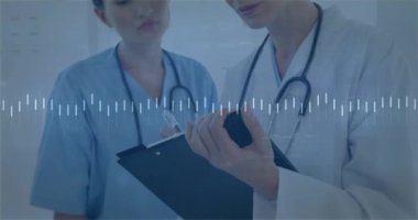 Çeşitli doktorlar üzerinde finansal veri işleme animasyonu. Küresel tıp, bağlantılar, hesaplama ve veri işleme kavramı dijital olarak oluşturulmuş video.