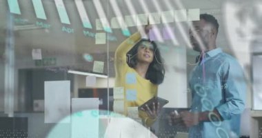 Ofisteki çeşitli iş adamları üzerinde finansal veri işleme animasyonu. Küresel finans, iş, bağlantılar, hesaplama ve veri işleme kavramı dijital olarak oluşturulmuş video.