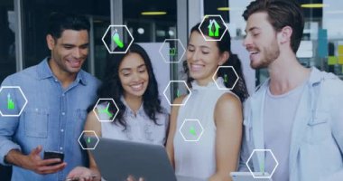 Ofisteki dizüstü bilgisayarla farklı meslekdaşlar üzerinde ekoloji simgelerinin canlandırılması. İş, teknoloji ve dijital arayüz kavramı dijital olarak oluşturuldu.